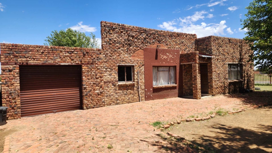 4 Bedroom Property for Sale in Lourierpark Free State